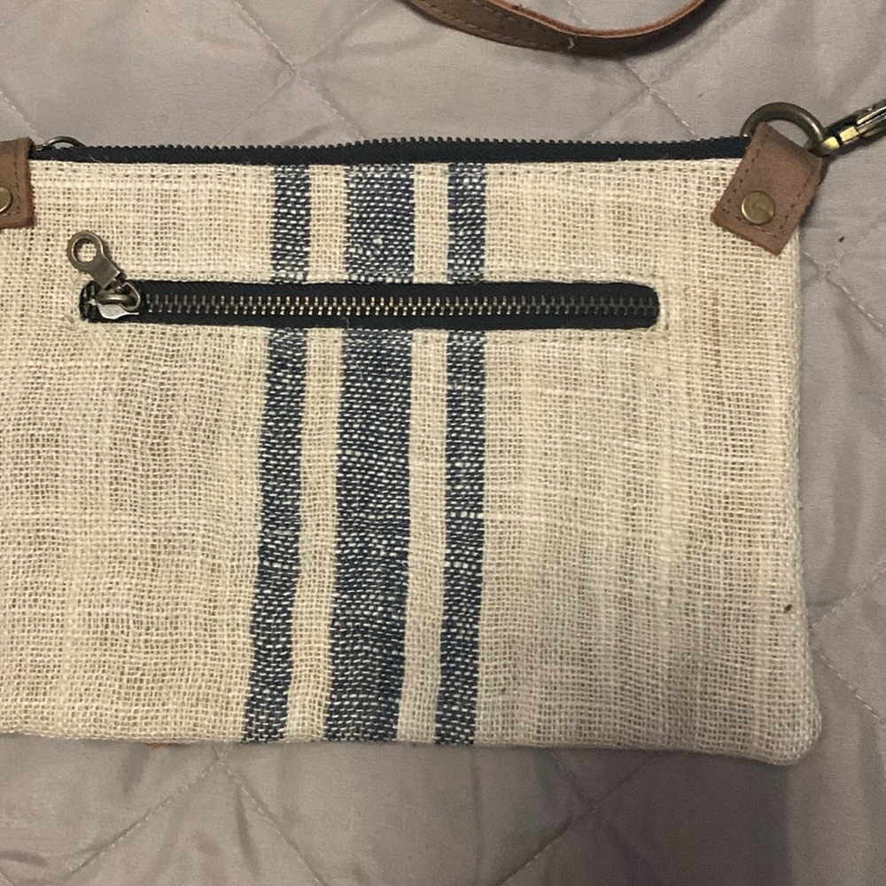 Crossbody - Picture 2 of 4